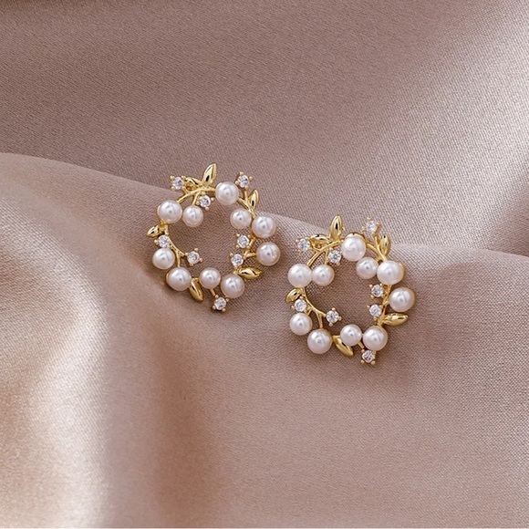 Pearly Diamond Wreath Floral Minimalist Mini Simple Delicate Gold Stud Earrings - Picture 1 of 8